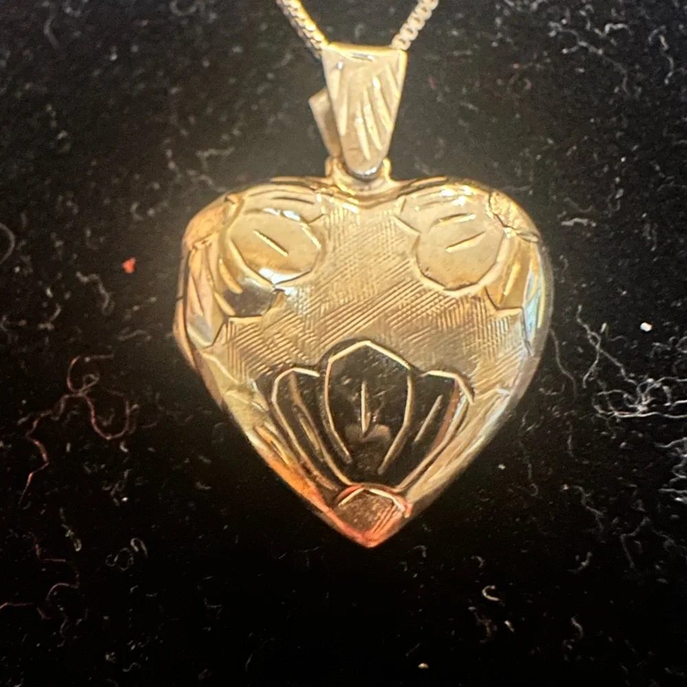 Vintage Sterling Silver Heart Locket Necklace 925 Floral Engraved giftable - Picture 2 of 7